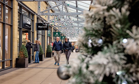 Enjoy festive foods and gorgeous gifts at Lakeside Village’s Artisan and Craft